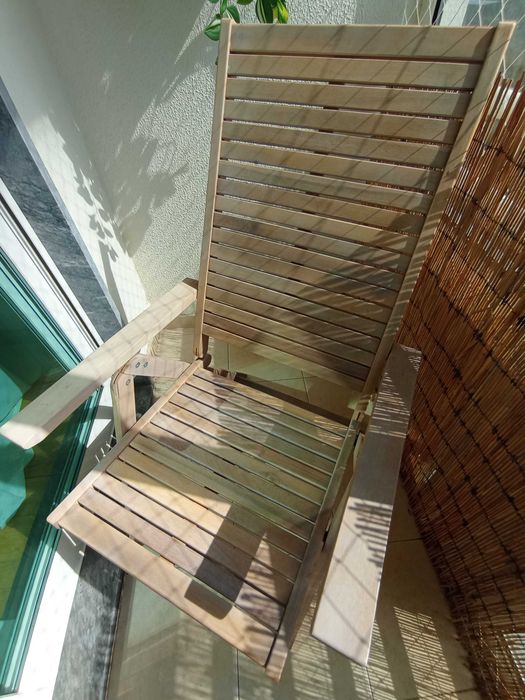 Cadeira para jardim reclinável em madeira