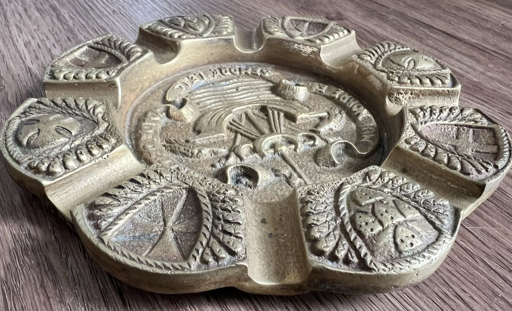 Cinzeiro em bronze com o brasão da Cidade de Lisboa.
