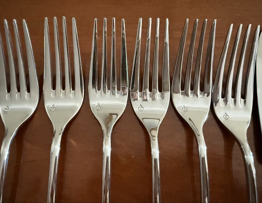6 conjuntos de talheres de carne e 1 de servir da marca Rosenthal