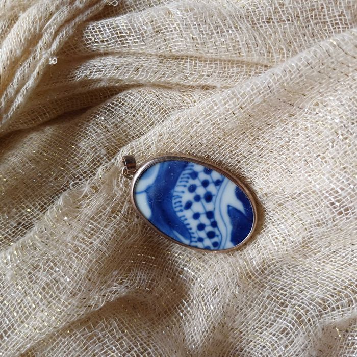 Medalha com Prata e Porcelana Azul e Branca, design oriental
