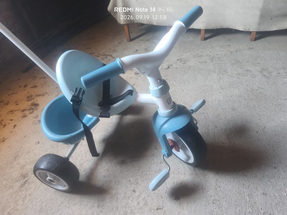 Triciclo azul criança