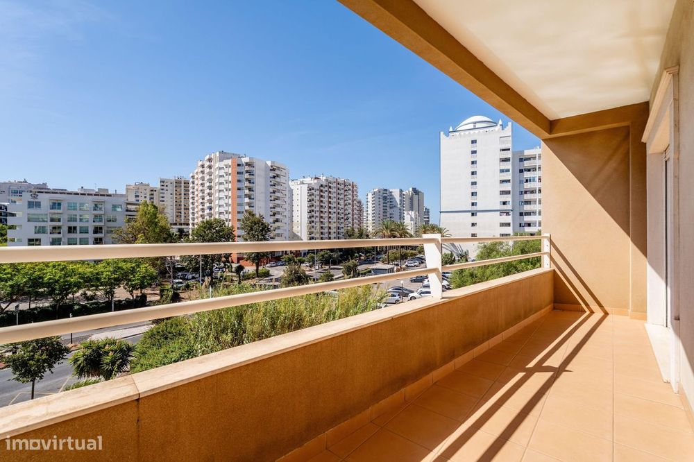 Espaçoso T2 a 400m da Praia da Rocha com Garagem Box p/ 2 Carros e Exp