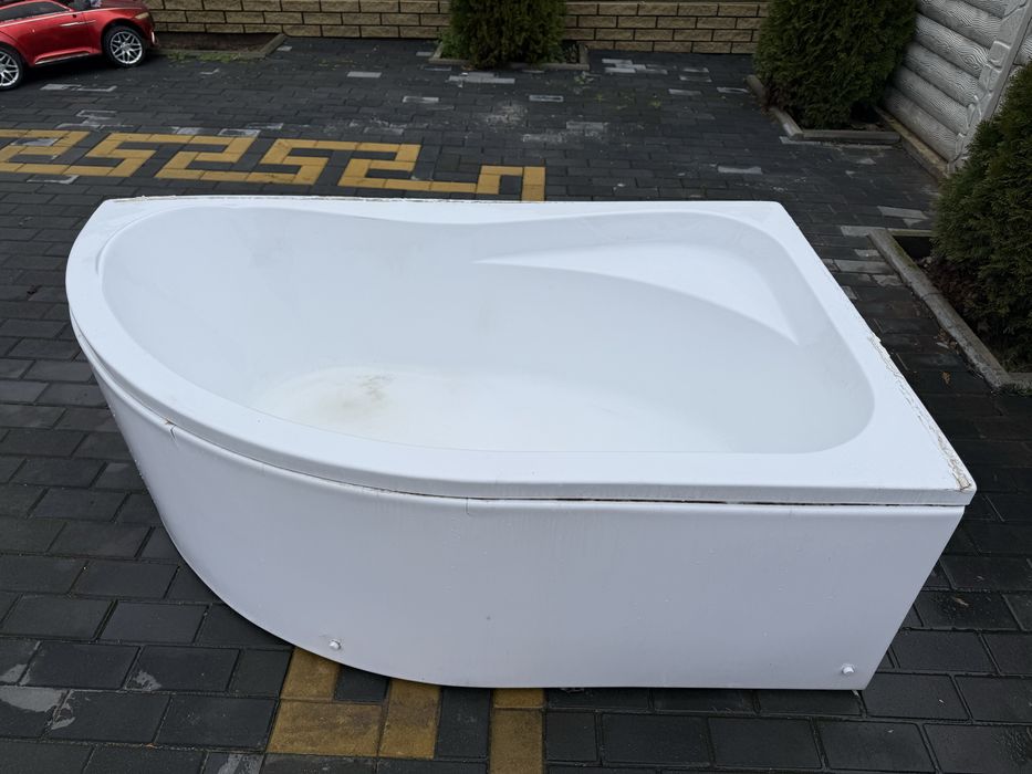 Продам угловую ванну