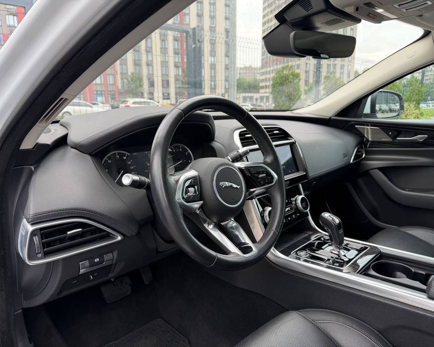 Продаж гарного Jaguar XE