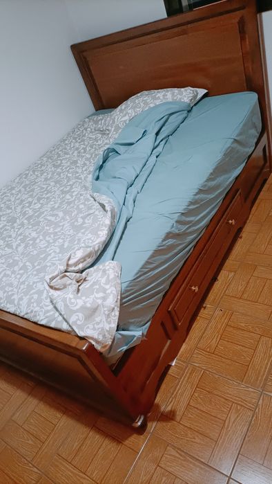 Vendo cama de casal em excelente estado.