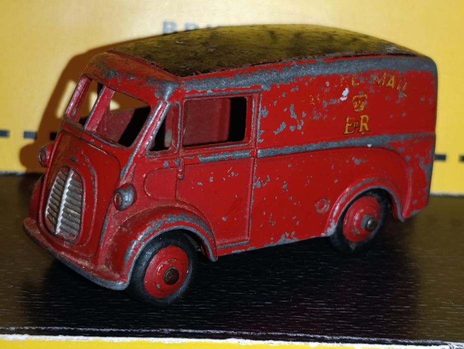 Miniatura Dinky Toys No. 260 Morris J. 1955