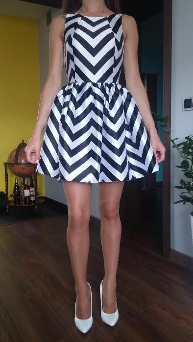 Sukienka Czarno-Biała Plecy 34