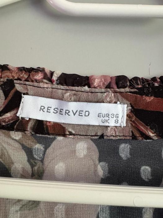 Sukienka reserved czarne w pudrowy kwiaty