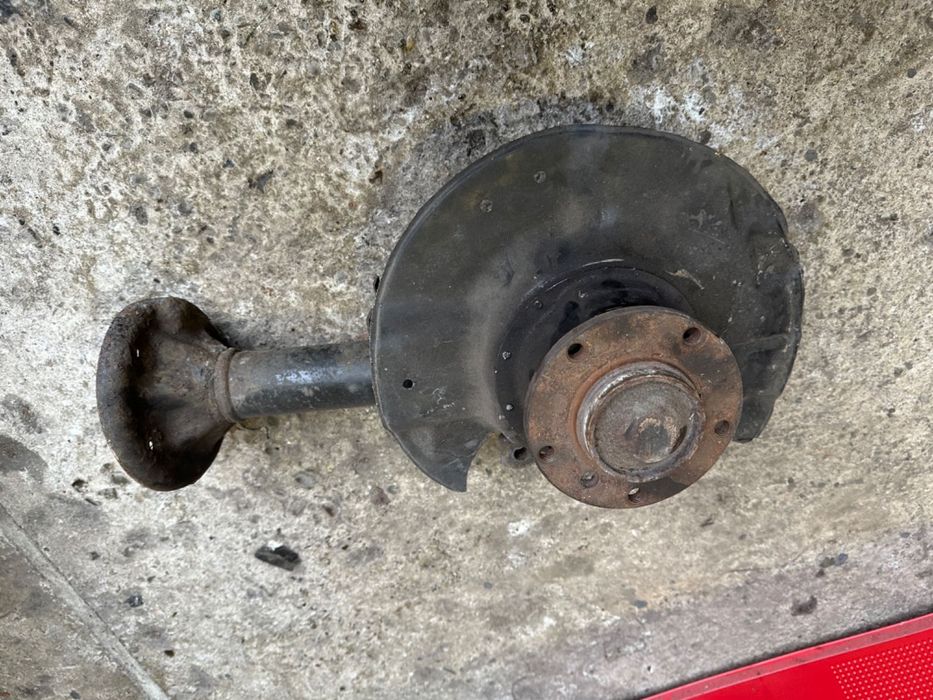 BMW E32 E34 obudowa amortyzator zwrotnica przód LEWA piasta