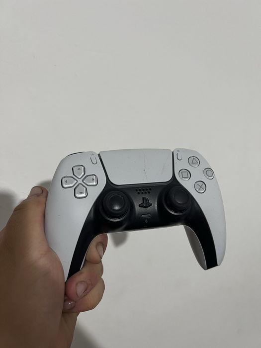 Comando PS5 com marcas de uso