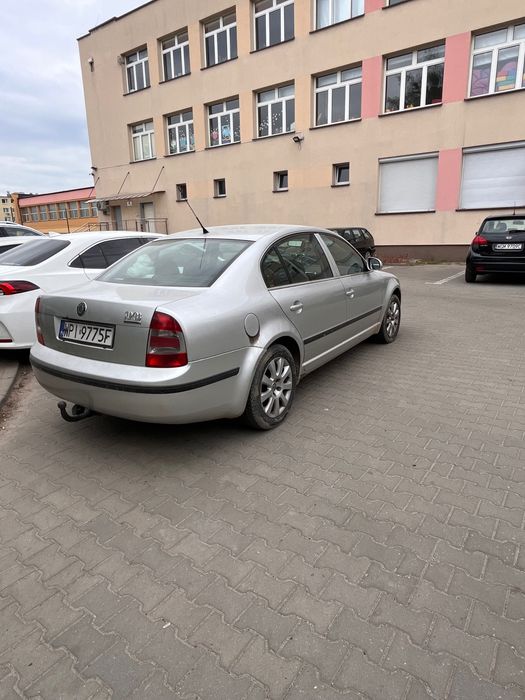 Sprzedam Skodę Super B z hakiem garażowany