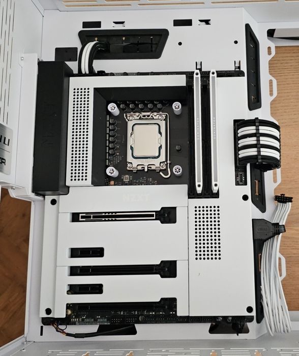 CPU i7 13700K + MB NZXT N7 Z790