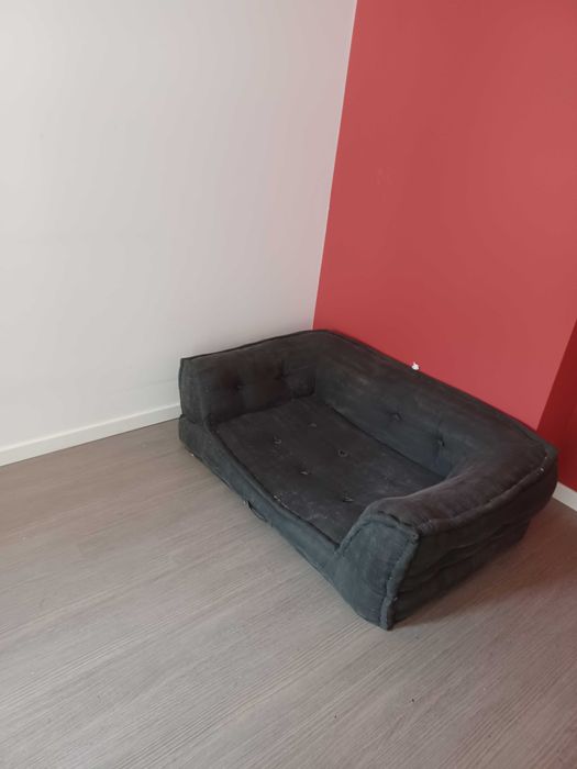 Sofa de Chão sklum preto acidentado com pouco uso