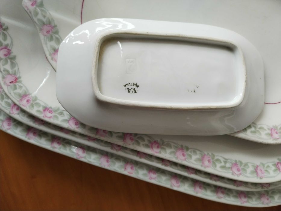 Duas terrinas e  cinco travessas Vista Alegre - anos sessenta.