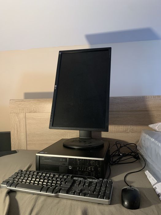 Komputer HP, intel i5, Radeon HD, Windows 10.  Monitor LG