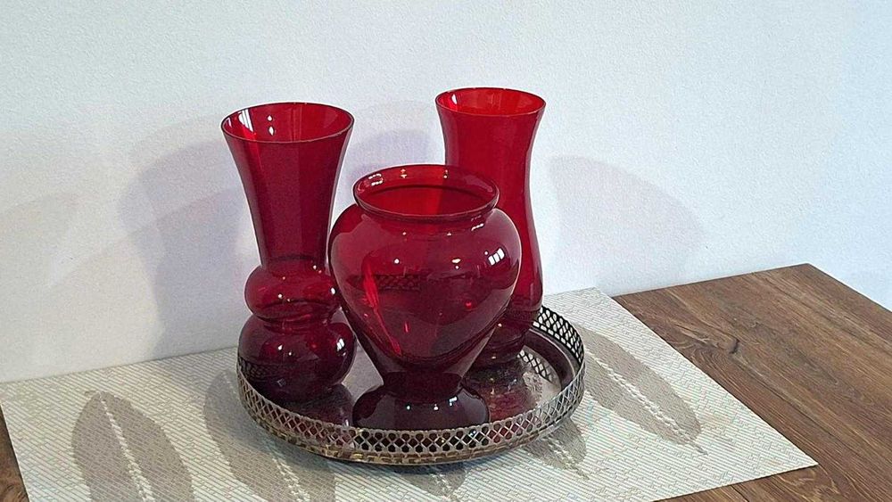 Zestaw 2 wazonów / flakonów ze starego szkła, kolor rubinowy czerwień