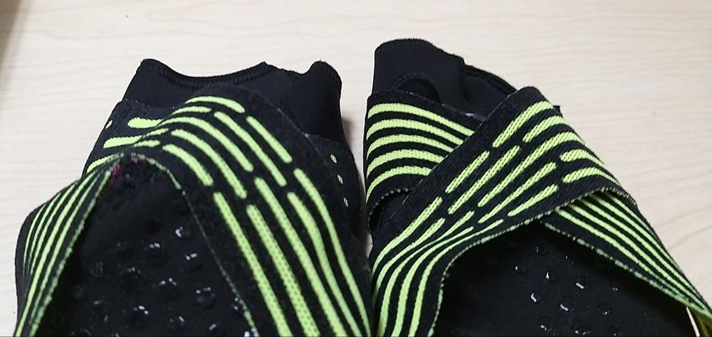 Meias adidas para ioga ou  dança.