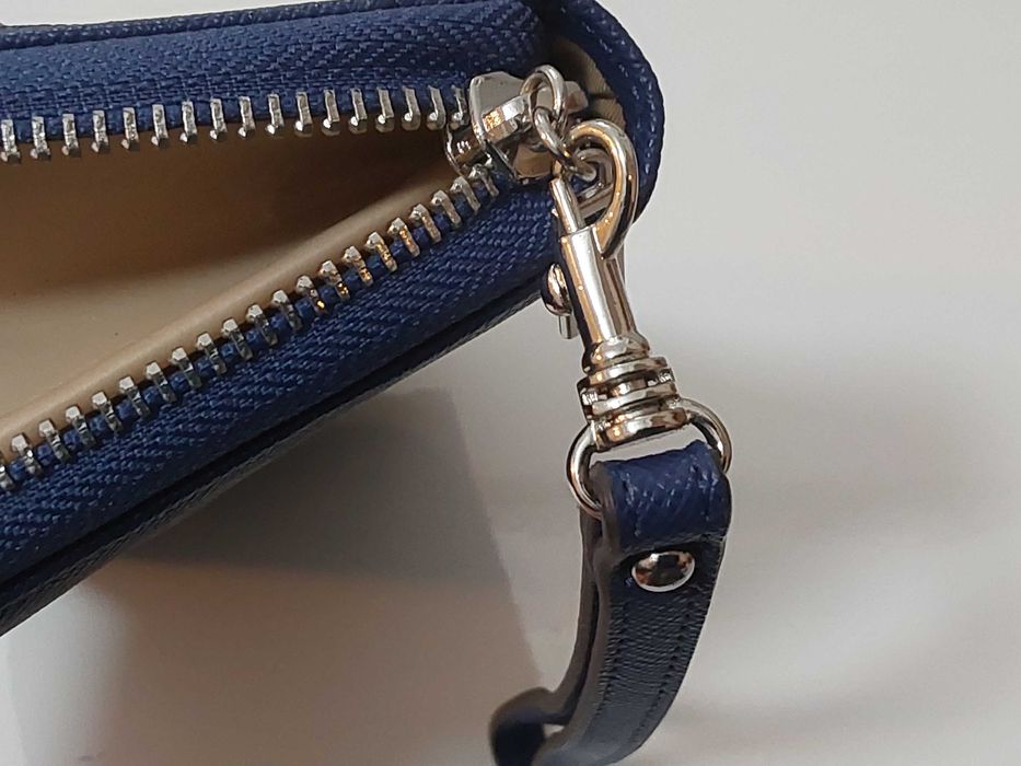 Carteira de Mulher Guess Azul.