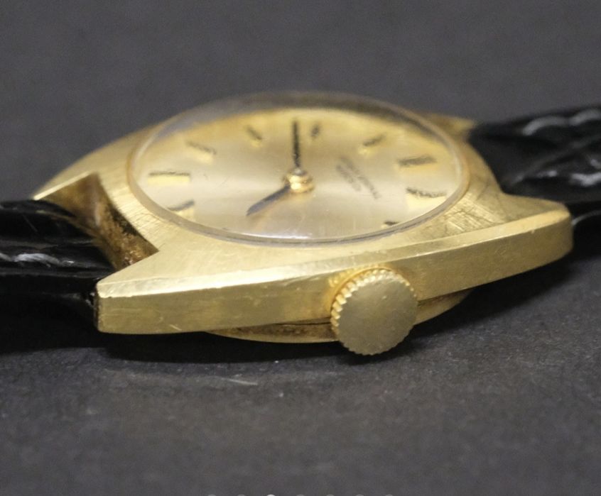 IWC, damski zegarek, złoto 18k.