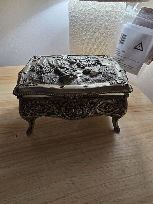 Guarda joias antigo com música