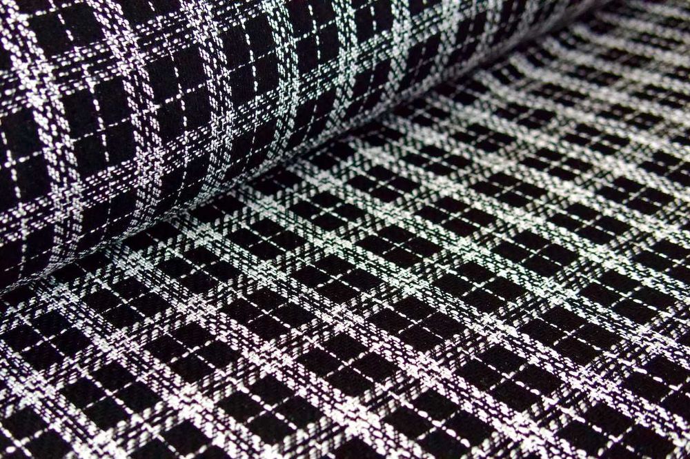 Czarna tkanina tweedowa w białą kratkę