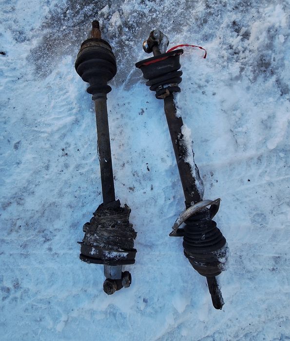 Продам дві коробки renault 21,Volvo 440 2шт 3000грн