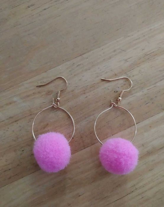 Brincos com pom poms rosa