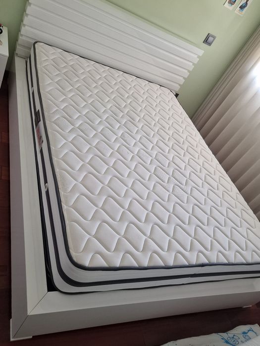 Cama e colchão semi novo