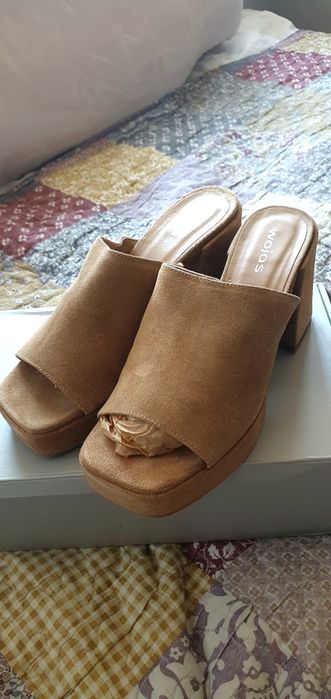 Damskie klapki beżowe, Wojas