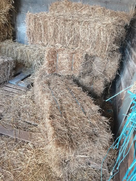 Fardos de palha para venda.