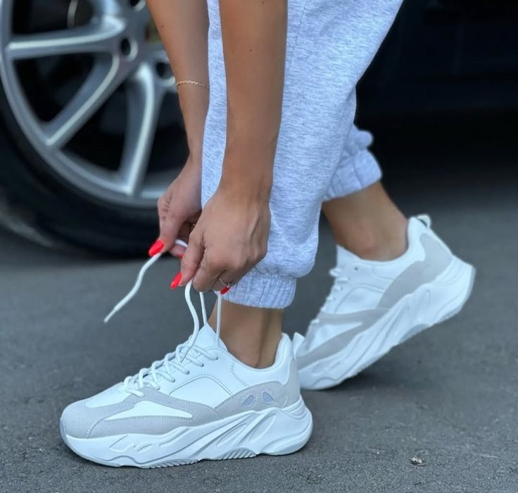 Кроссовки женские