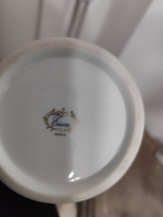 Jarra e prato em porcelana japonesa.