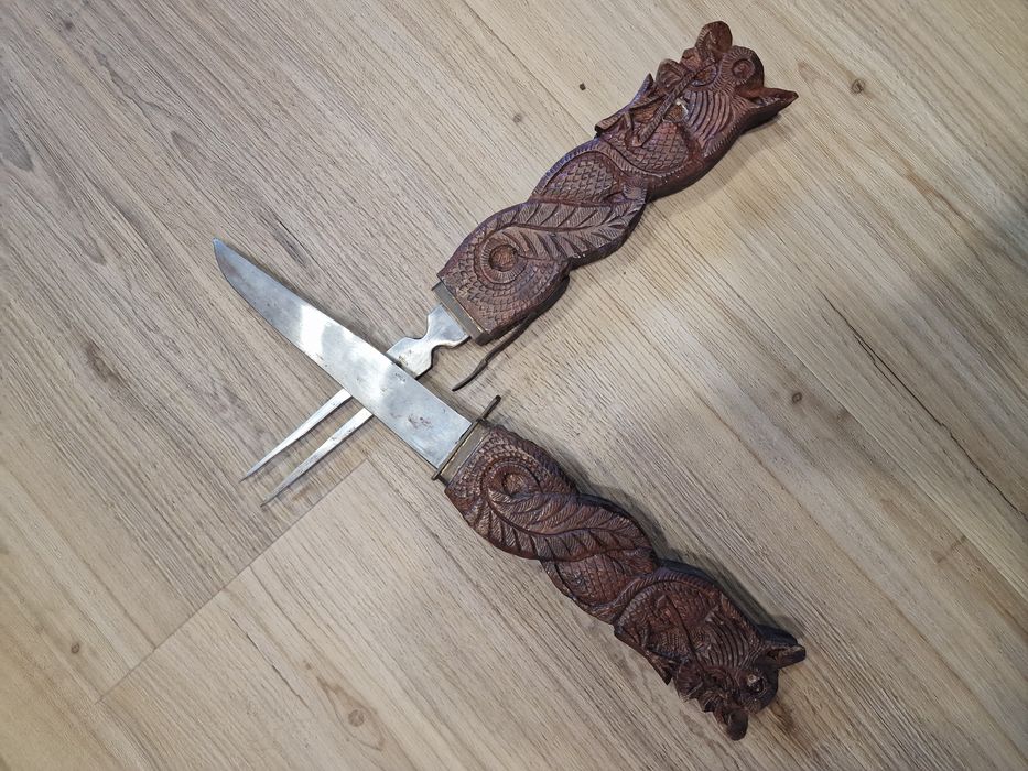 Conjunto artesanal faca e garfo com bainha em madeira entalhada