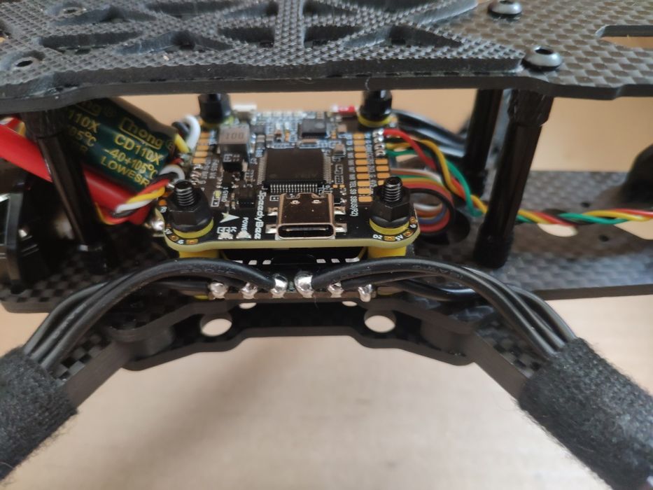 Дрон квадрокоптер 10 дюймів налаштований і облітаний на полігоні