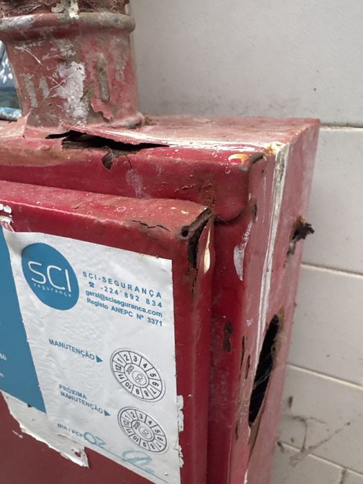 Caixa com carretel/ mangueira de incêndios