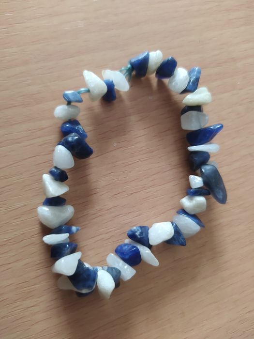 Pulseira de pedras brancas e azuis