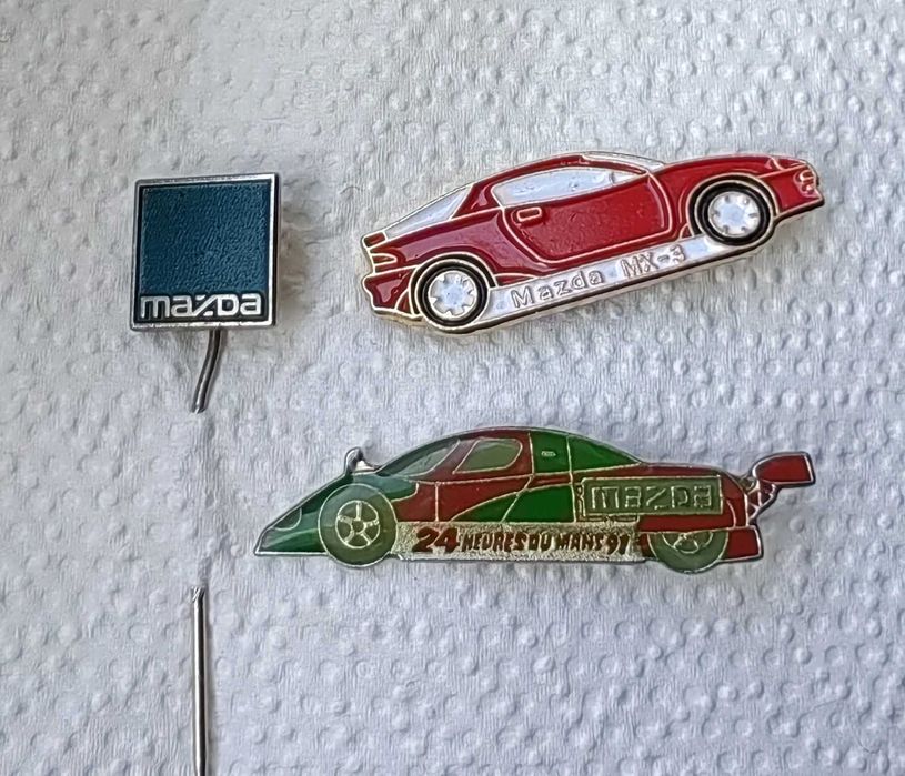 zestaw przypinek Mazda
