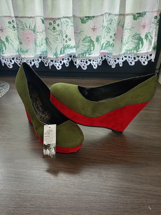 Buty damskie koturny