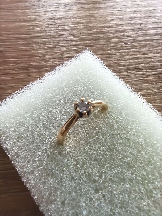 Złoty pierścionek z brylantem MARKO