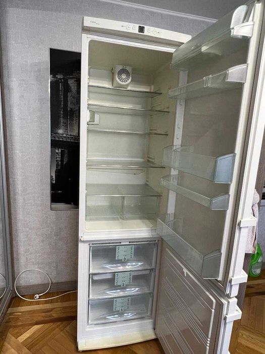 Продам Холодильник Liebherr