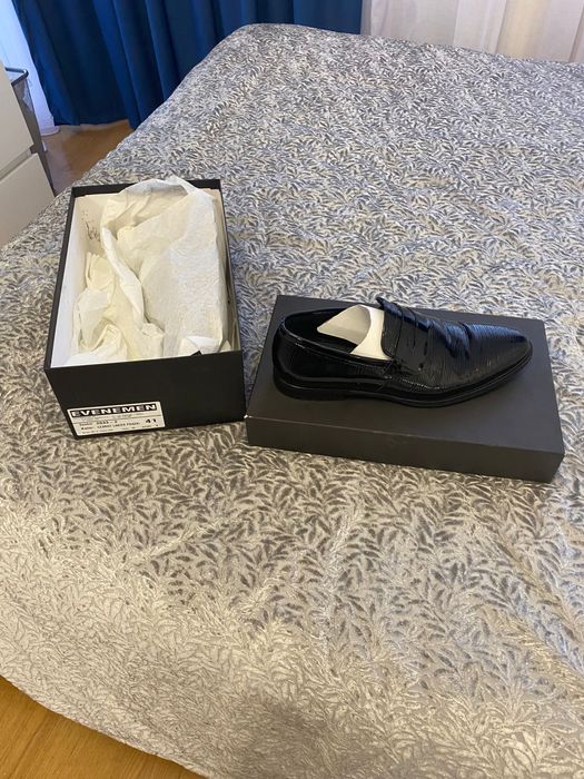 Mokasyny loafersy męskie lakierowane prążki 41