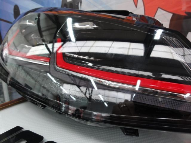 Faróis frontais full Led com pisca dinâmico e welcome light para VW Golf 7 12-17 Look 7,5 com risca vermelha
