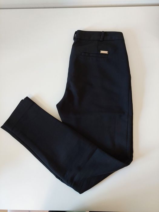 Czarne, proste spodnie.