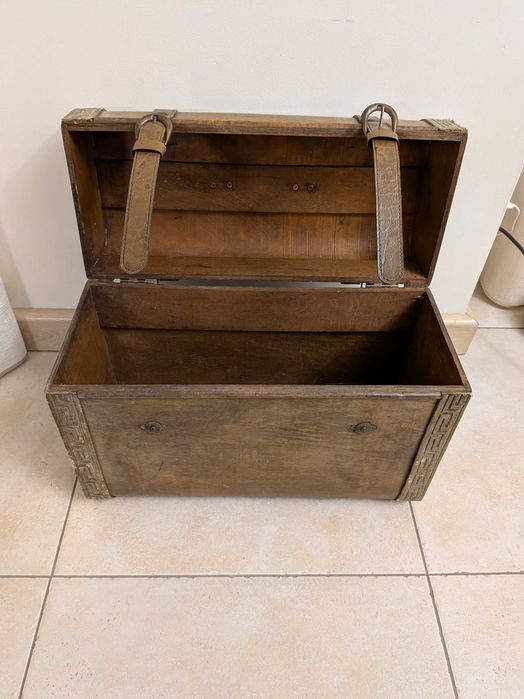 Stylowy kuferek. Skóra i drewno. Stary.