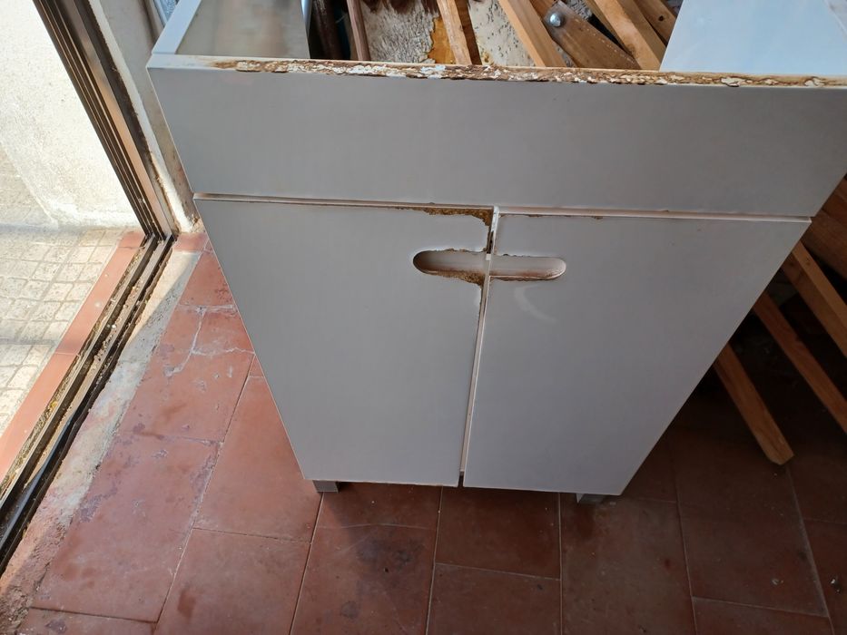 Conjunto móvel, lavatório e torneira casa de banho