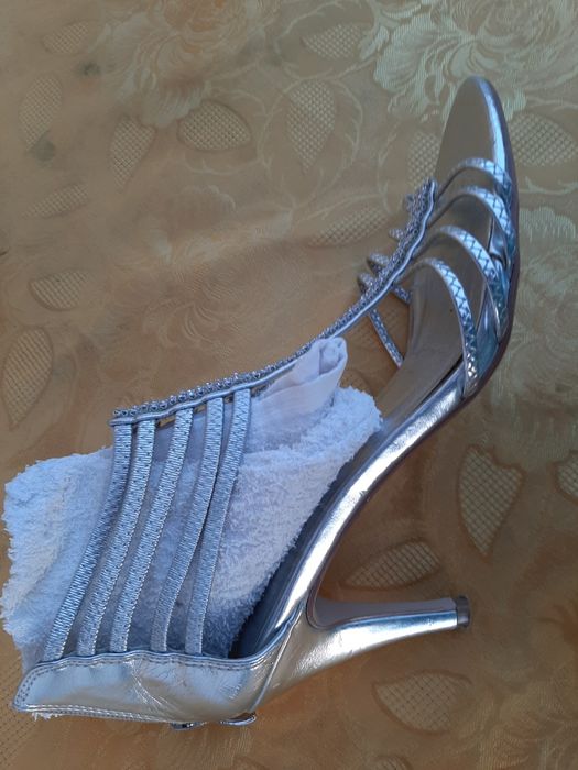 Srebrne sandały na obcasie