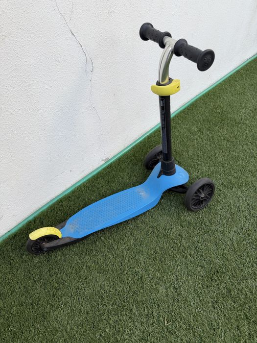 Trotinete infantil modelo Oxelo B1 de 3 rodas da Decathlon