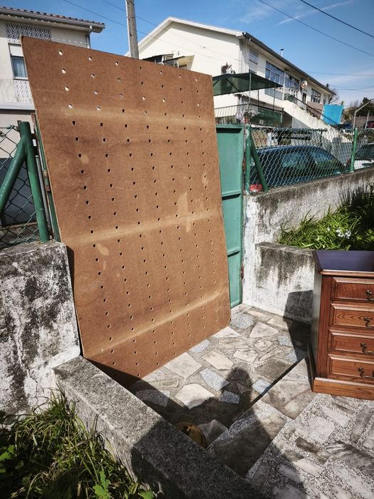 Conjunto de quarto e madeira 
O conjunto de quarto mostrado parece ser