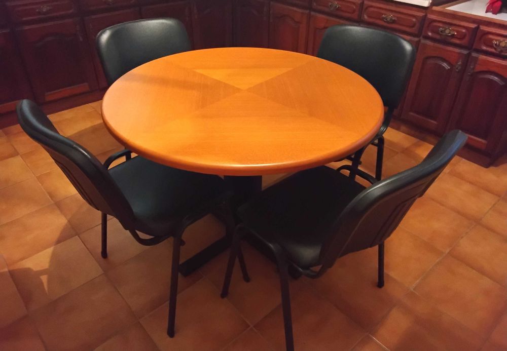 Mesa de reuniões com 4 cadeiras