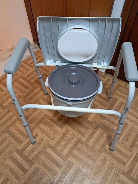 Cadeira Sanitária  e de Banho,  com  pouco uso